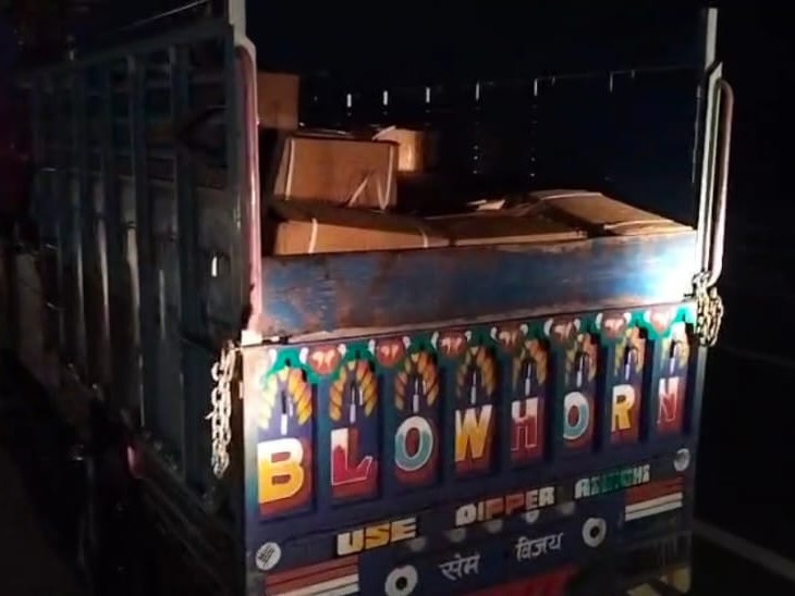 सड़क पर खड़ी पिकअप में मिला 2075-किलो विस्फोटक सड़क पर खड़ी पिकअप में मिला 2075-किलो विस्फोटक