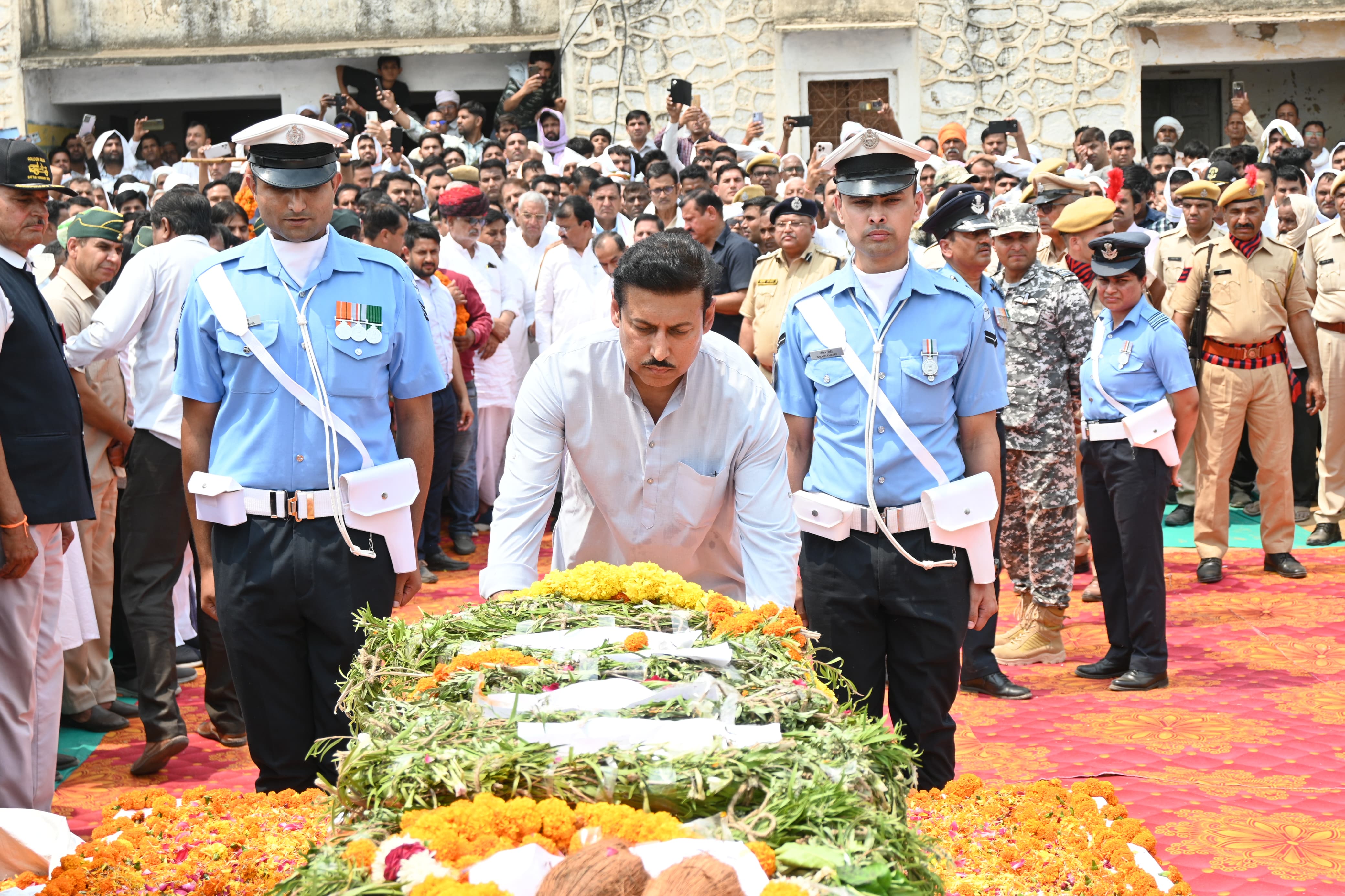 शहीद को पुष्पांजलि अर्पित करते मंत्री राज्यवर्धन राठौर