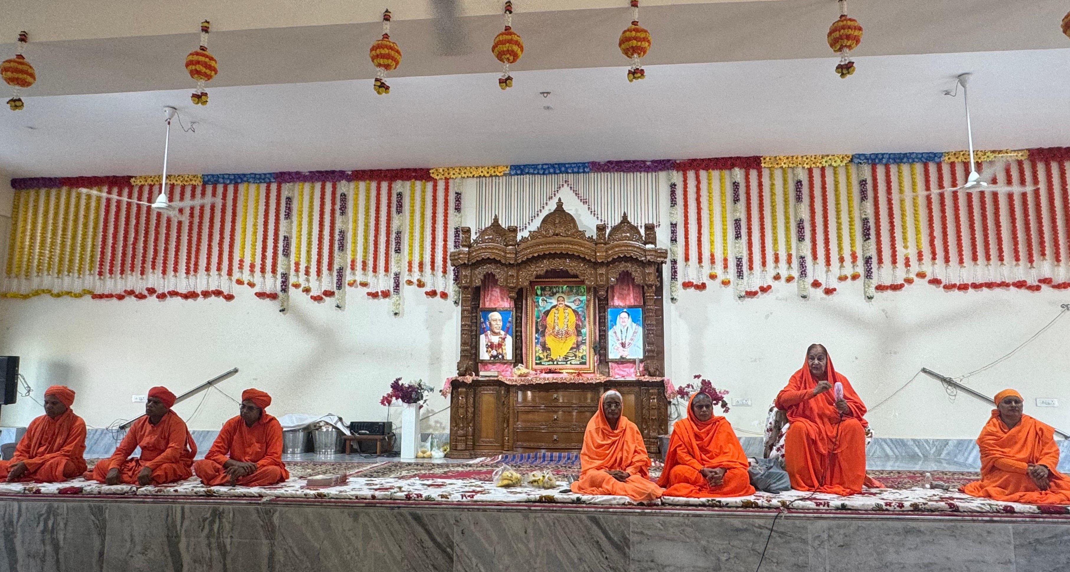 मंच पर विराजमान सन्त महात्मा मंच पर विराजमान सन्त महात्मा