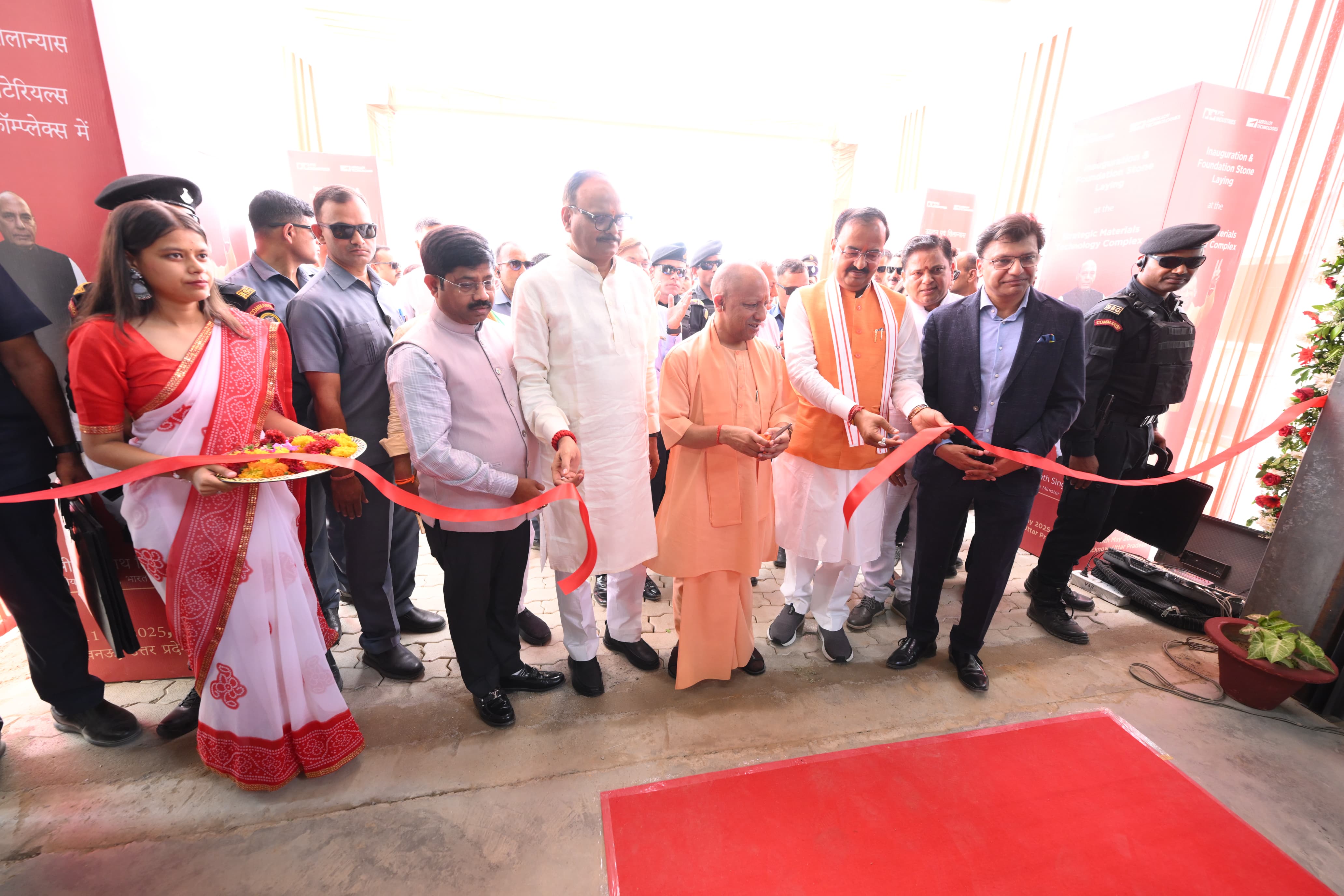 लखनऊ में ब्रह्मोस मिसाइल यूनिट का उद्घाटन करते मुख्यमंत्री योगी आदित्यनाथ।
