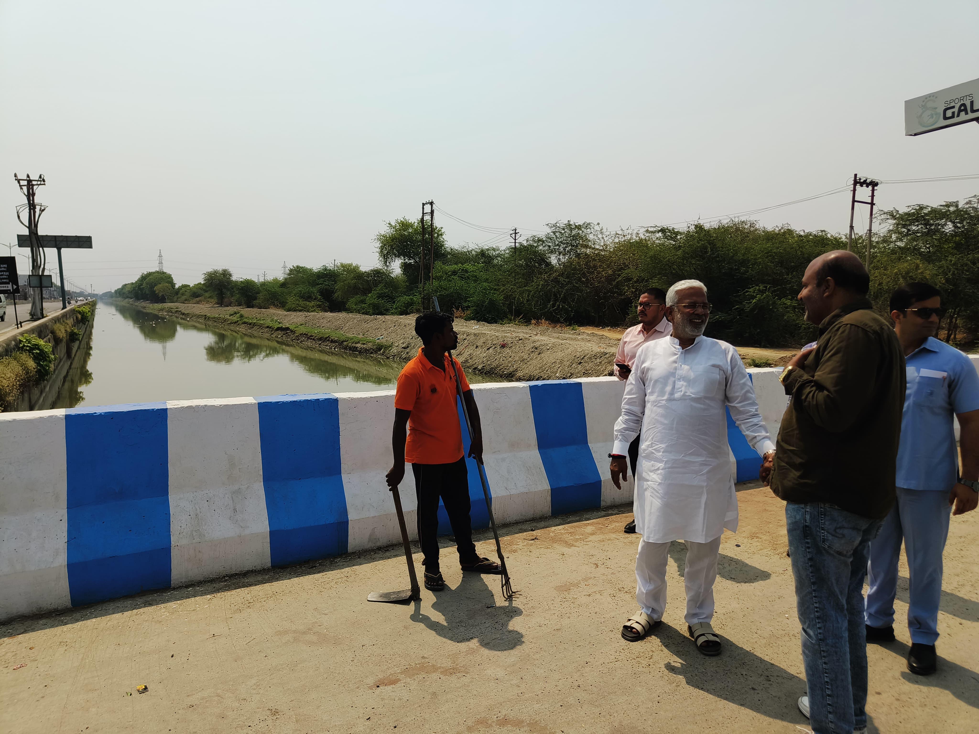 स्थलीय निरीक्षण करते स्वतंत्र देव सिंह स्थलीय निरीक्षण करते स्वतंत्र देव सिंह