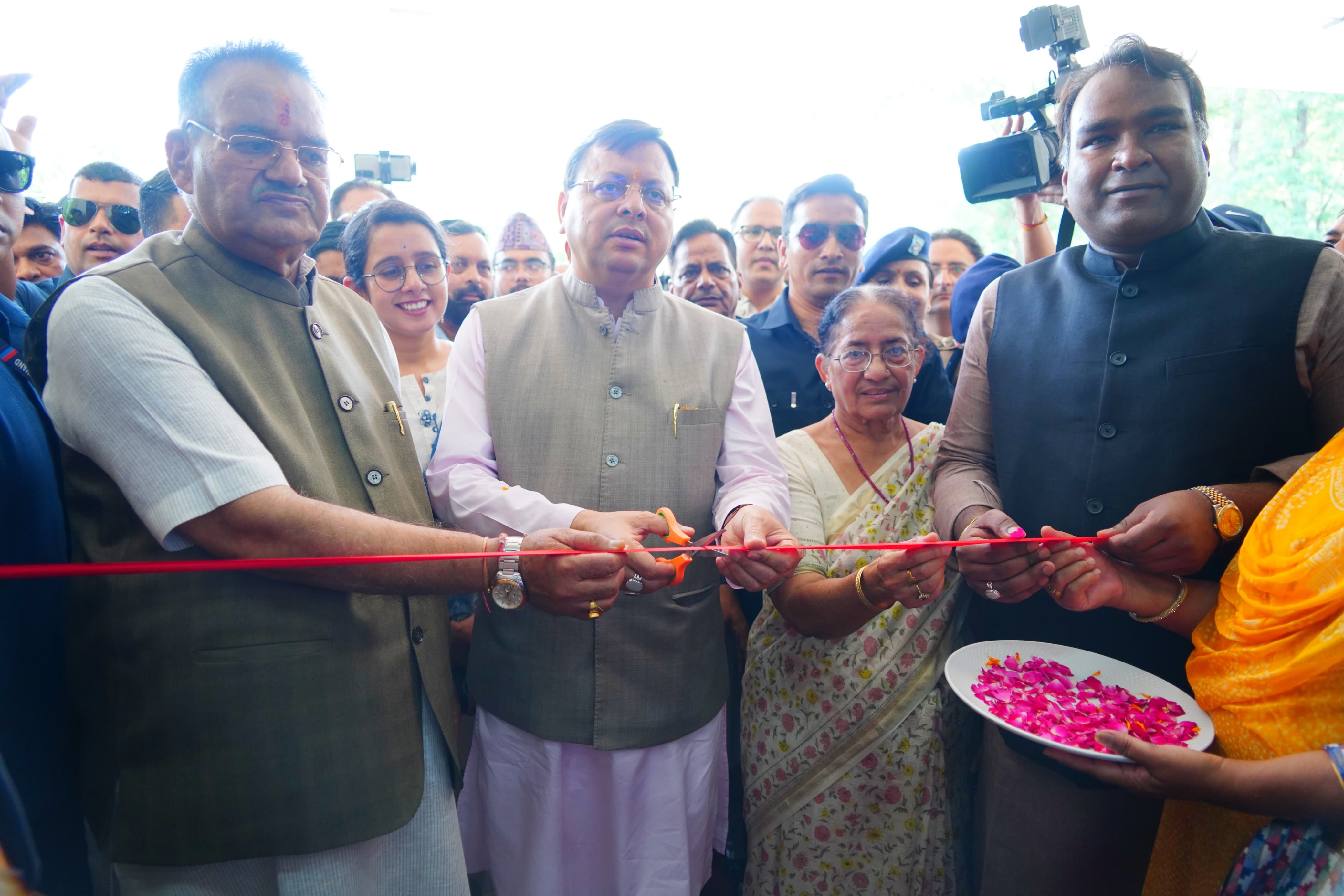 मुख्यमंत्री पुष्कर सिंह धामी हरबंश कपूर मेमोरियल कम्युनिटी हॉल का लोकार्पण करते हुए।।