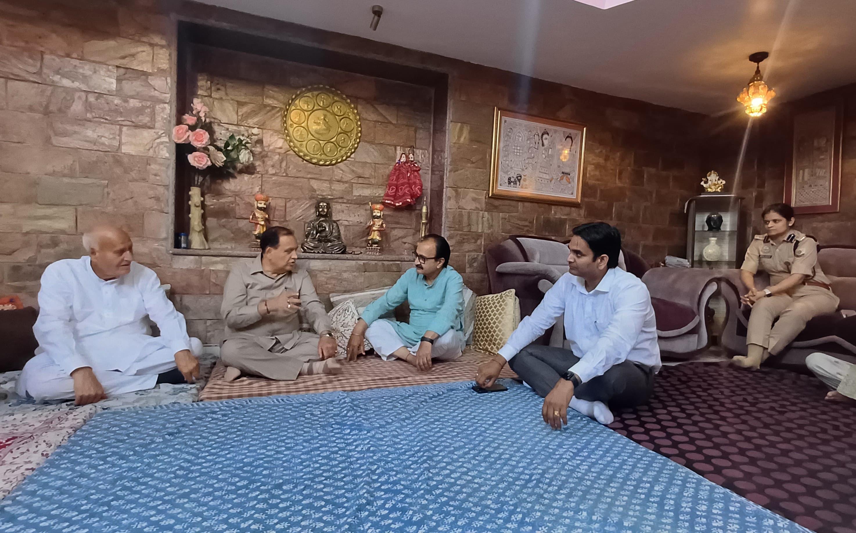 शोक जताते हुए विधानसभा अध्यक्ष और कृषि मंत्री। शोक जताते हुए विधानसभा अध्यक्ष और कृषि मंत्री।
