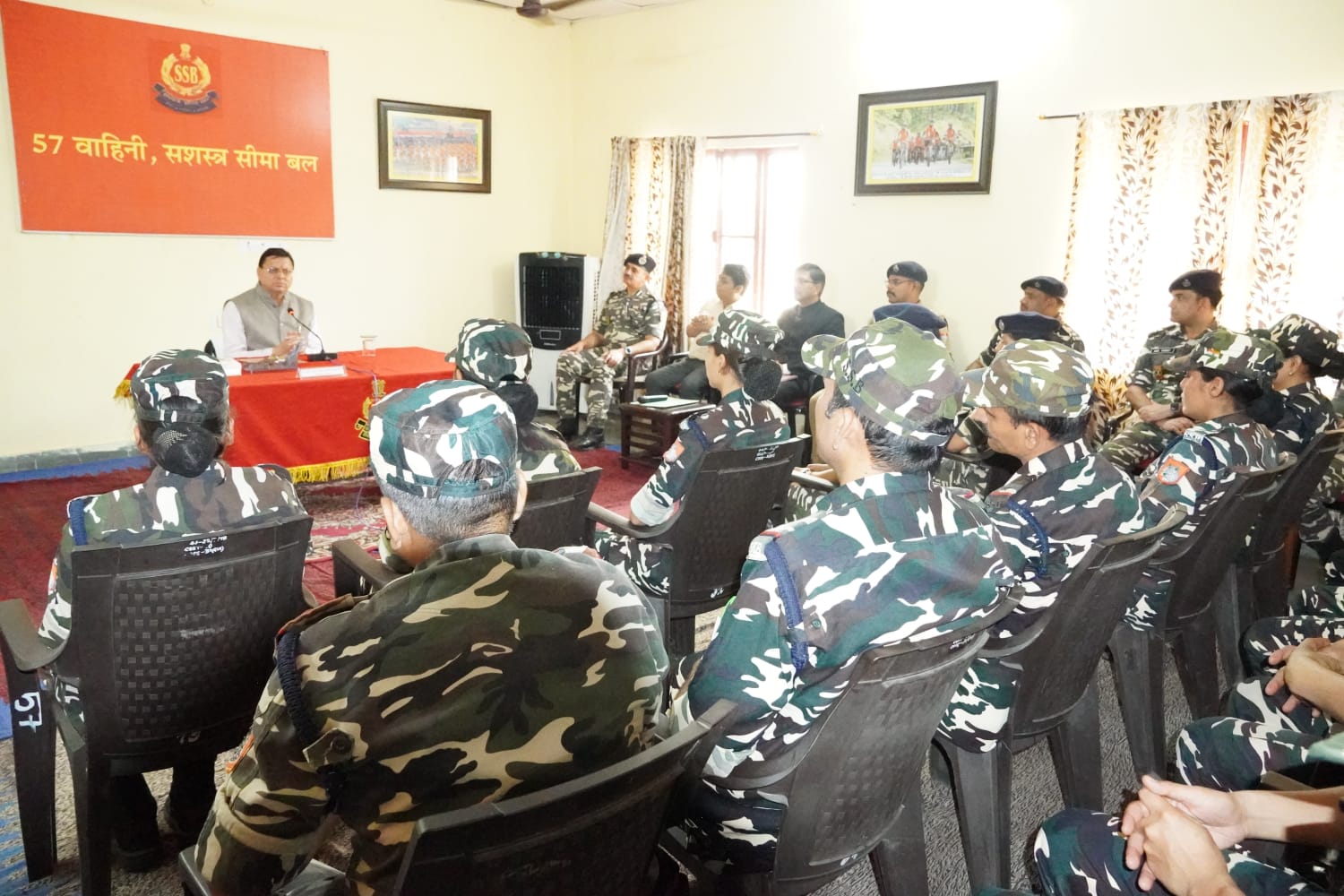 एसएसबी जवानों के साथ मुख्यमंत्री धामी एसएसबी जवानों के साथ मुख्यमंत्री धामी