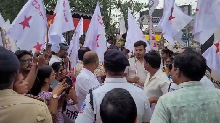 डीवाईएफआई ने नौ सूत्री मांगों को लेकर सौंपा ज्ञापन डीवाईएफआई ने नौ सूत्री मांगों को लेकर सौंपा ज्ञापन