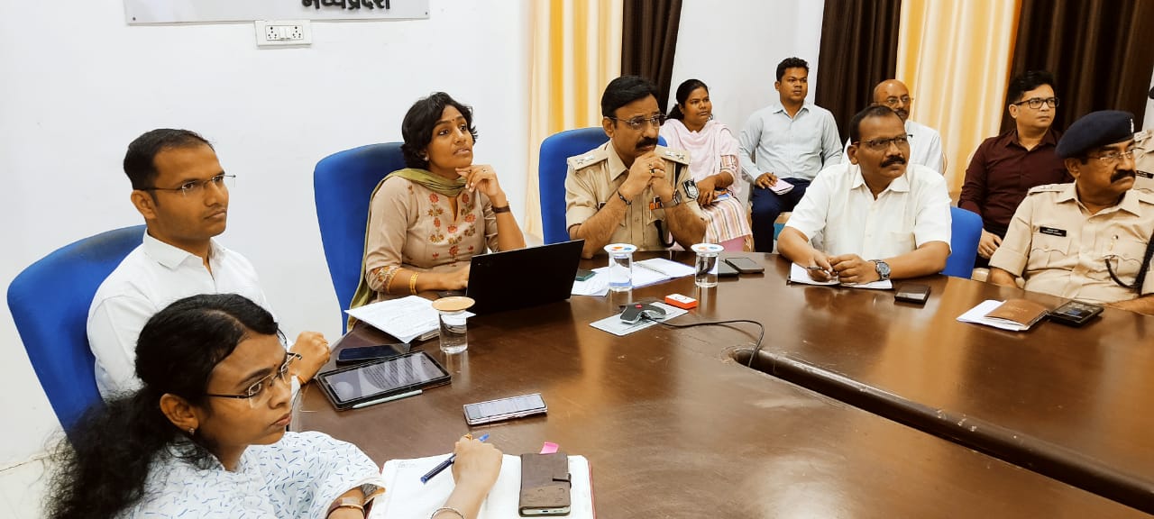 Seoni: Collector and SP gave necessary instructions to officers regarding internal security and civil security Seoni: Collector and SP gave necessary instructions to officers regarding internal security and civil security