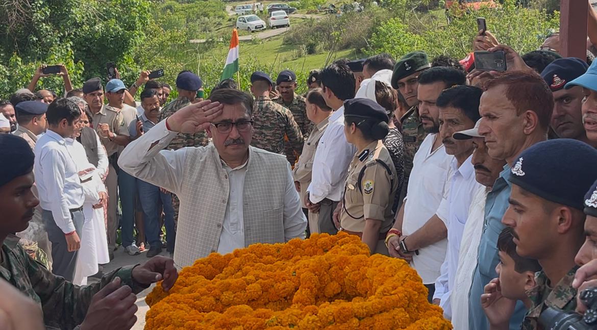 बलिदानी पवन कुमार को अंतिम विदाई के दौरान श्रद्धांजलि देते हुए पूर्व विधानसभा अध्यक्ष विपिन परमार। बलिदानी पवन कुमार को अंतिम विदाई के दौरान श्रद्धांजलि देते हुए पूर्व विधानसभा अध्यक्ष विपिन परमार।