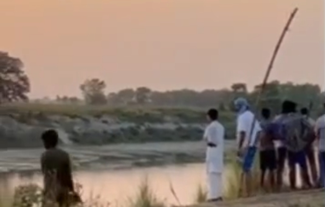 लापता बच्चे की तलाश में जुटे लोग लापता बच्चे की तलाश में जुटे लोग