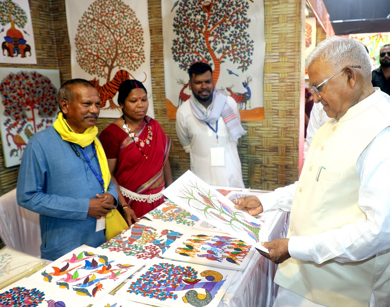 राज्यपाल मंगुभाई पटेल ने महोत्सव में लगी प्रदर्शनी का किया अवलोकन राज्यपाल मंगुभाई पटेल ने महोत्सव में लगी प्रदर्शनी का किया अवलोकन