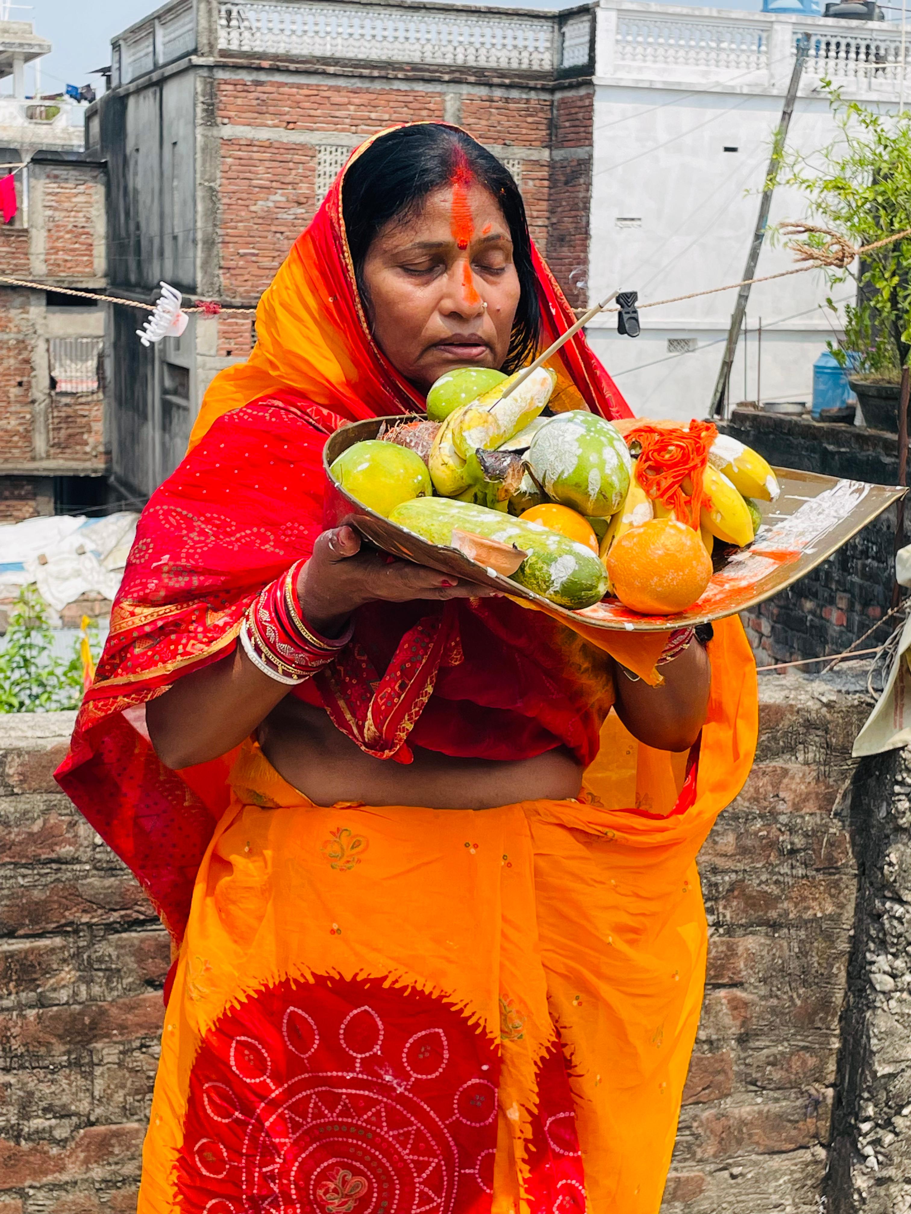 फारबिसगंज में महिलाओं ने सूर्य की आराधना के बाद सौंपा रविवार का व्रत फारबिसगंज में महिलाओं ने सूर्य की आराधना के बाद सौंपा रविवार का व्रत