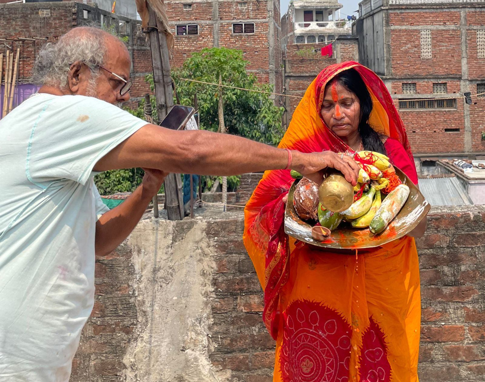 फारबिसगंज में महिलाओं ने सूर्य की आराधना के बाद सौंपा रविवार का व्रत