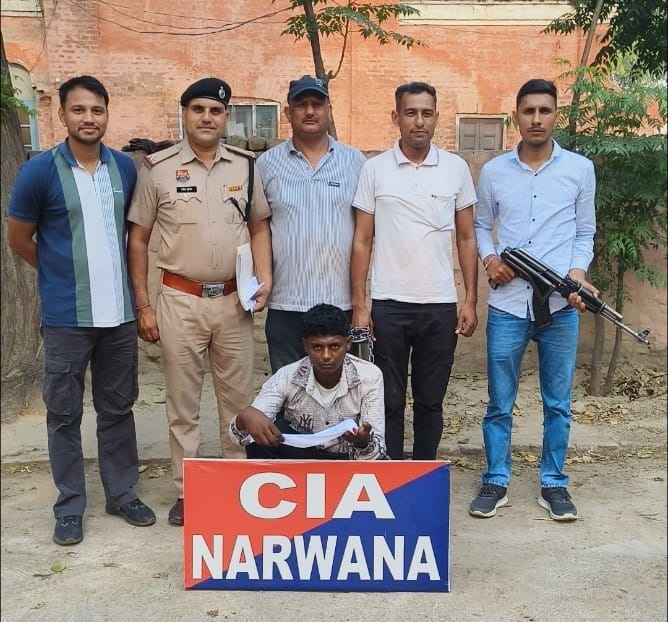 पुलिस गिरफ्त में नशा तस्कर। पुलिस गिरफ्त में नशा तस्कर।
