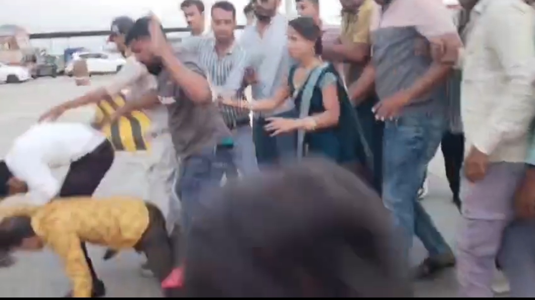 बड़नगर-बदनावर हाईवे टोल के कर्मचारियों के विरुद्ध उज्जैन पुलिस की कार्यवाही बड़नगर-बदनावर हाईवे टोल के कर्मचारियों के विरुद्ध उज्जैन पुलिस की कार्यवाही