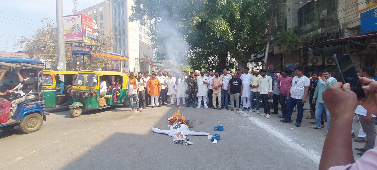 पुतला दहन करते व्यापारी पुतला दहन करते व्यापारी