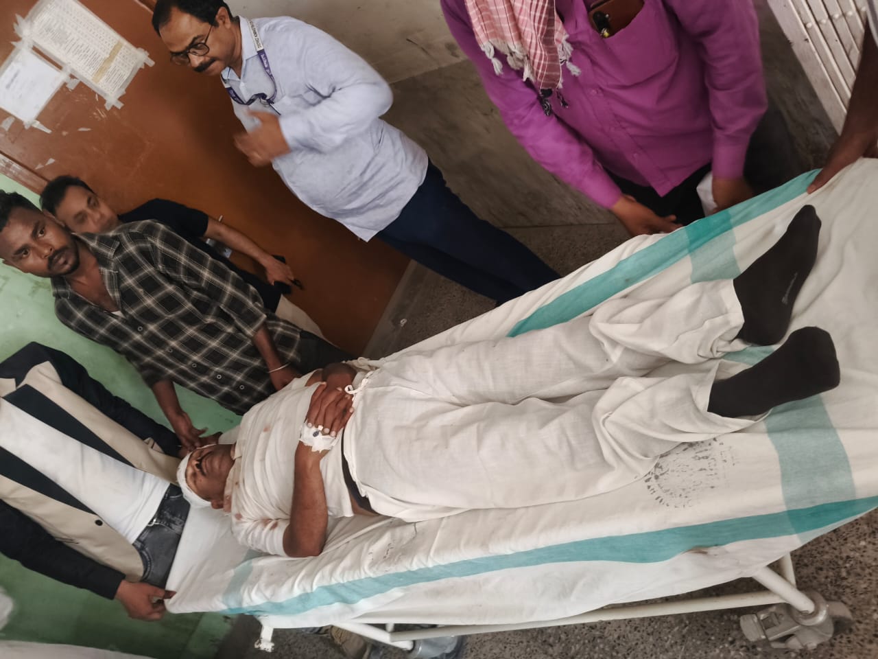 विधालय में मारपीट में घायल हेडमास्टर विधालय में मारपीट में घायल हेडमास्टर