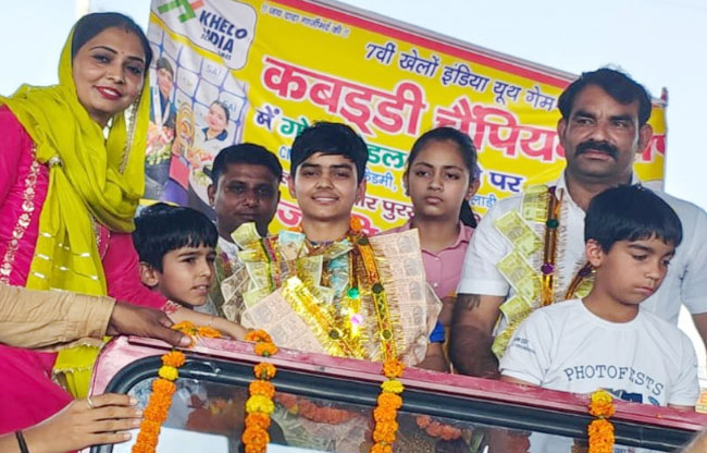 सोनीपत: गोल्डन गर्ल ज्योति का खेल प्रेमी स्वागत करते हुए सोनीपत: गोल्डन गर्ल ज्योति का खेल प्रेमी स्वागत करते हुए