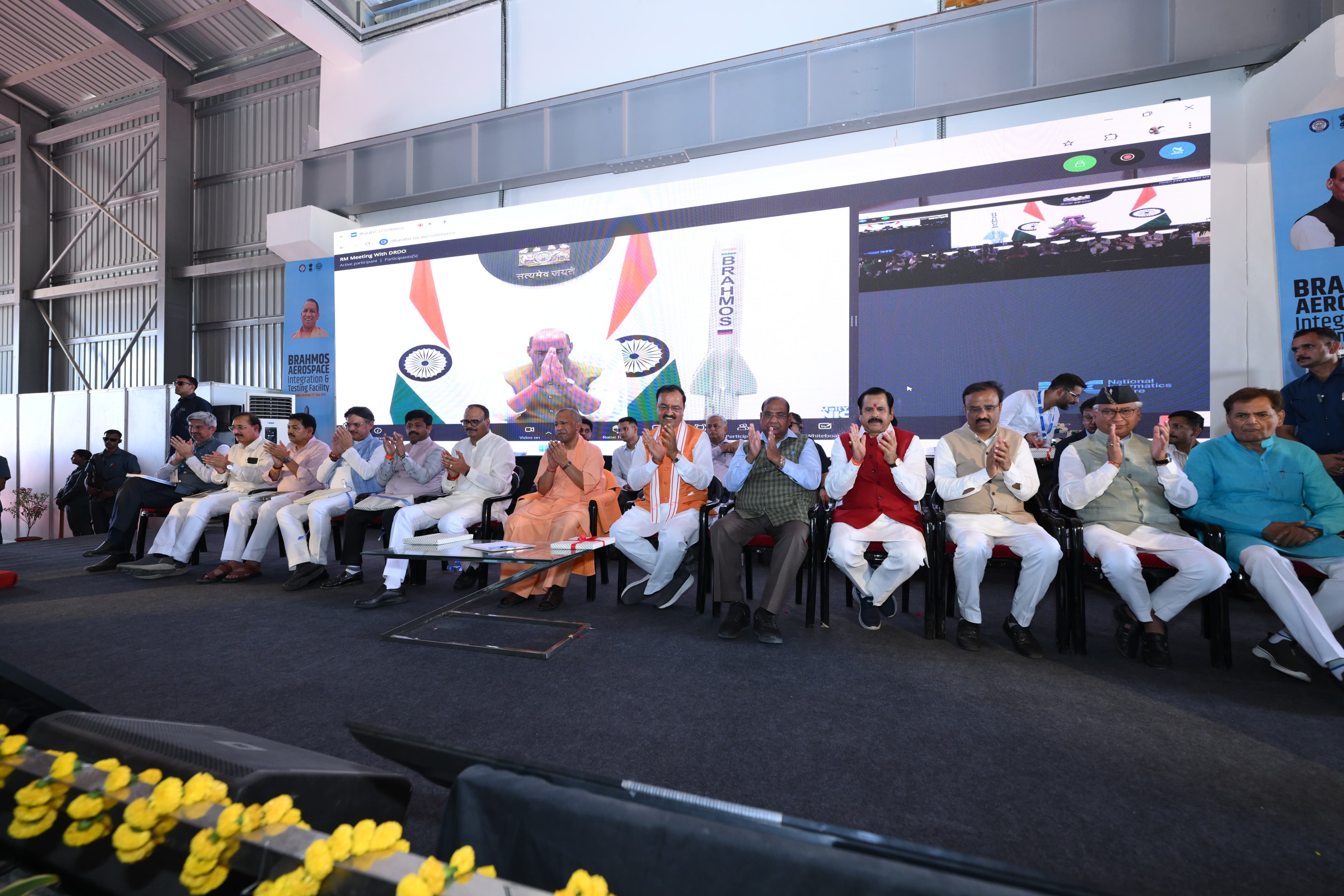 ब्रह्मोस एयरोस्पेस एकीकरण और परीक्षण सुविधा का लखनऊ में उद्घाटन कार्यक्रम में उपस्थित मुख्यमंत्री योगी के साथ अन्य राजनेतागण मंच पर उपस्थित।