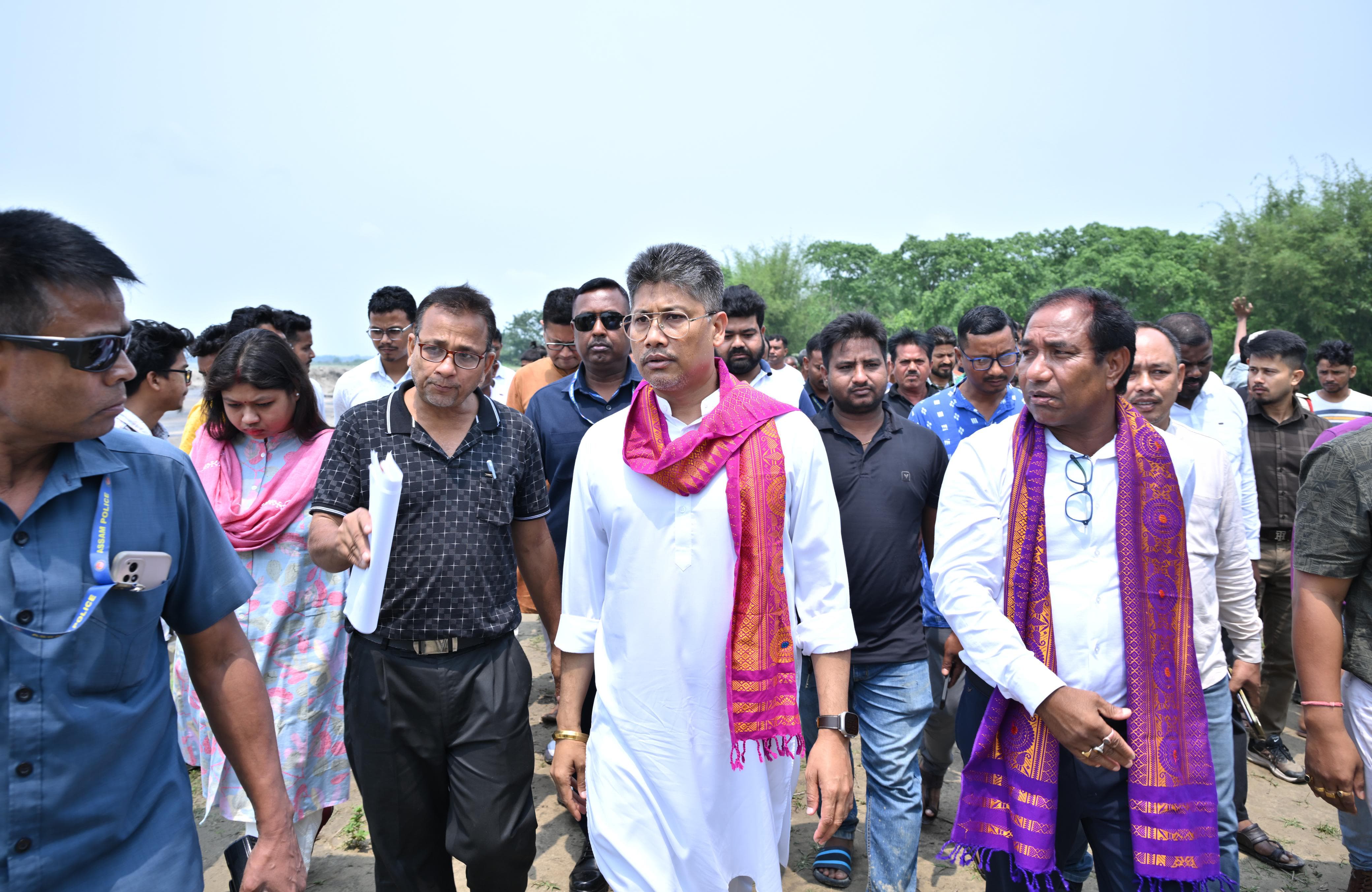 बोड़ोलैंड में बाढ़ व कटाव नियंत्रण के लिए मंत्री पीयूष हजारिका तटबंध परियोजनाओं का निरीक्षण करते हुए। बोड़ोलैंड में बाढ़ व कटाव नियंत्रण के लिए मंत्री पीयूष हजारिका तटबंध परियोजनाओं का निरीक्षण करते हुए।