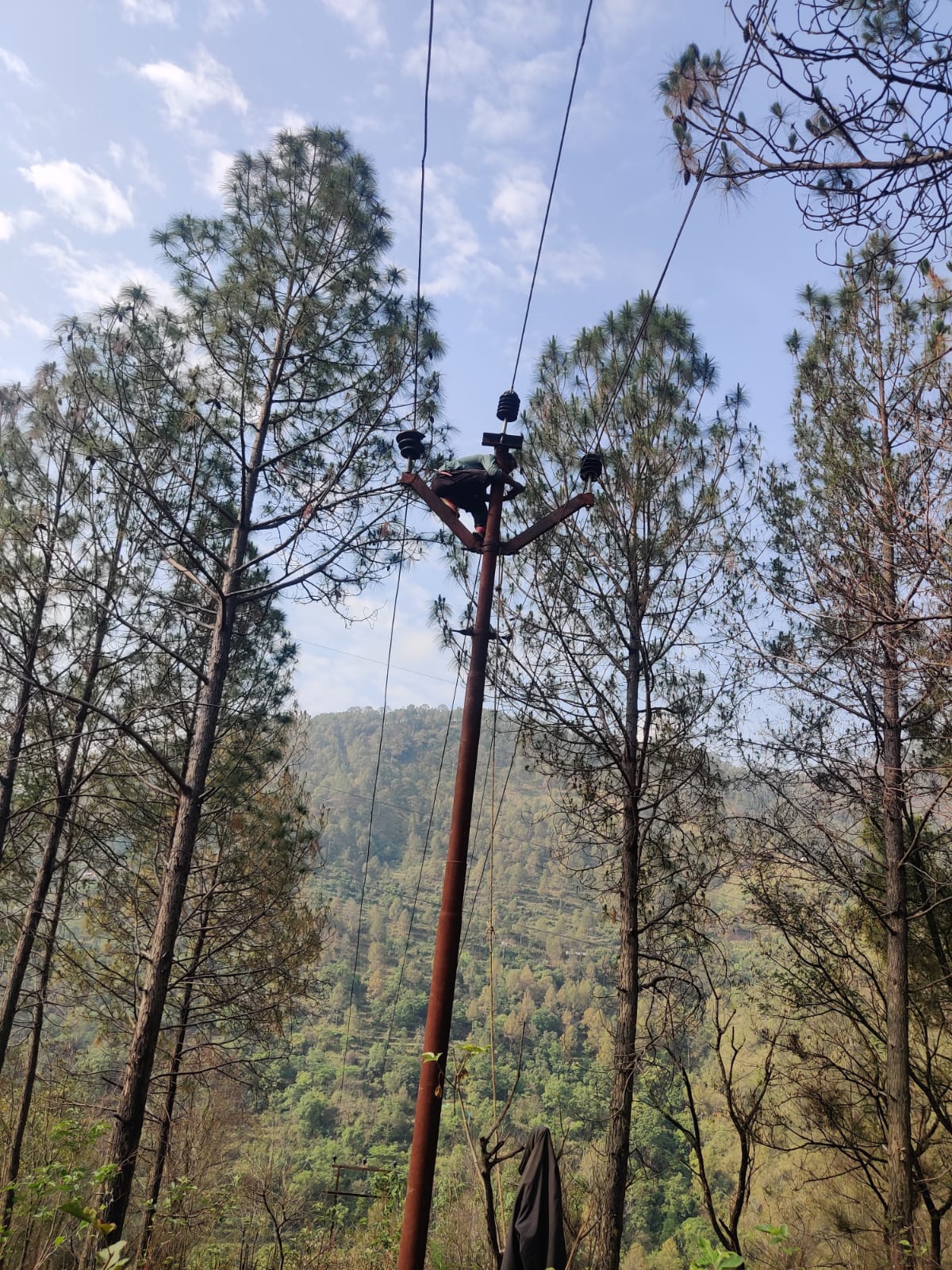 बिजली के लाइन पर तकनीकी खराबी को ठीक करता बिजली कर्मचारी बिजली के लाइन पर तकनीकी खराबी को ठीक करता बिजली कर्मचारी