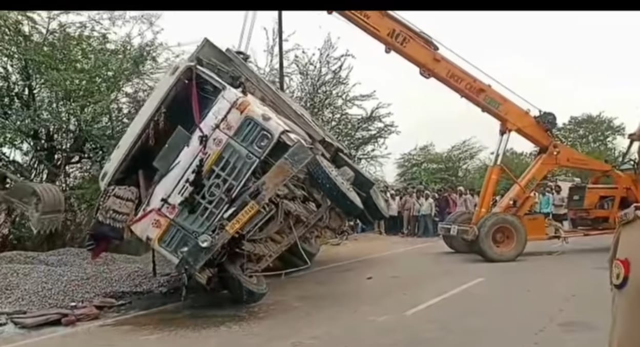 गिट्टी से भरा ट्रक पलटा चपेट में आने से एक युवक की मौत गिट्टी से भरा ट्रक पलटा चपेट में आने से एक युवक की मौत
