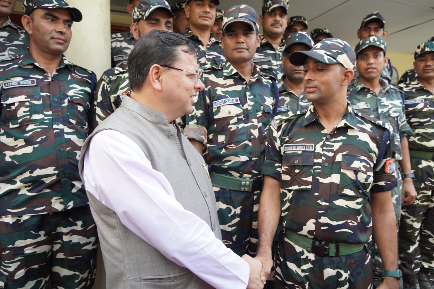 एसएसबी जवानों के साथ मुख्यमंत्री धामी एसएसबी जवानों के साथ मुख्यमंत्री धामी