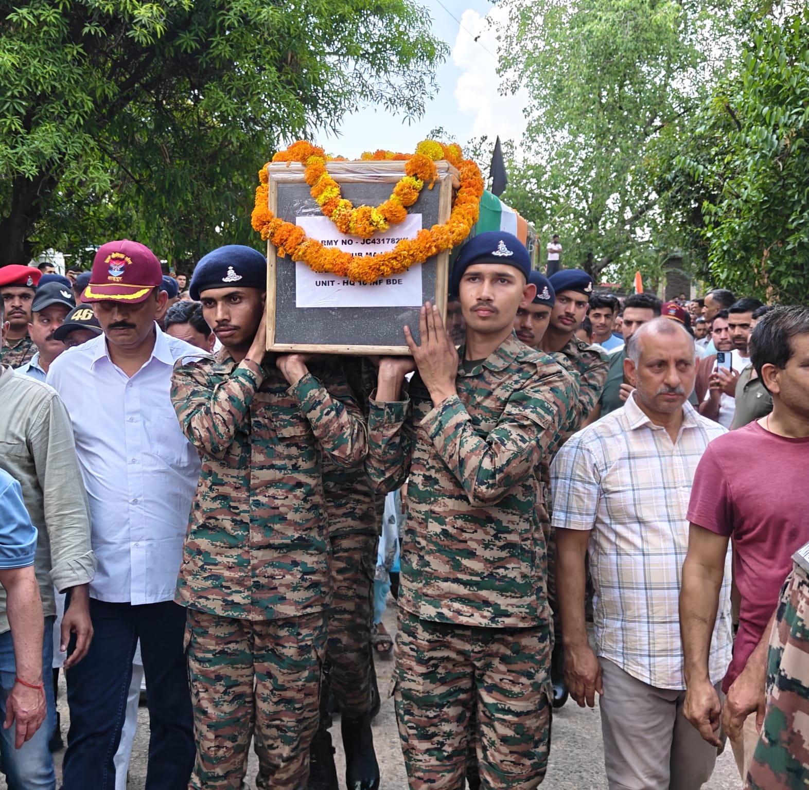 बलिदानी पवन कुमार के पार्थिव शरीर को उठाये हुए सेना जे जवान। बलिदानी पवन कुमार के पार्थिव शरीर को उठाये हुए सेना जे जवान।