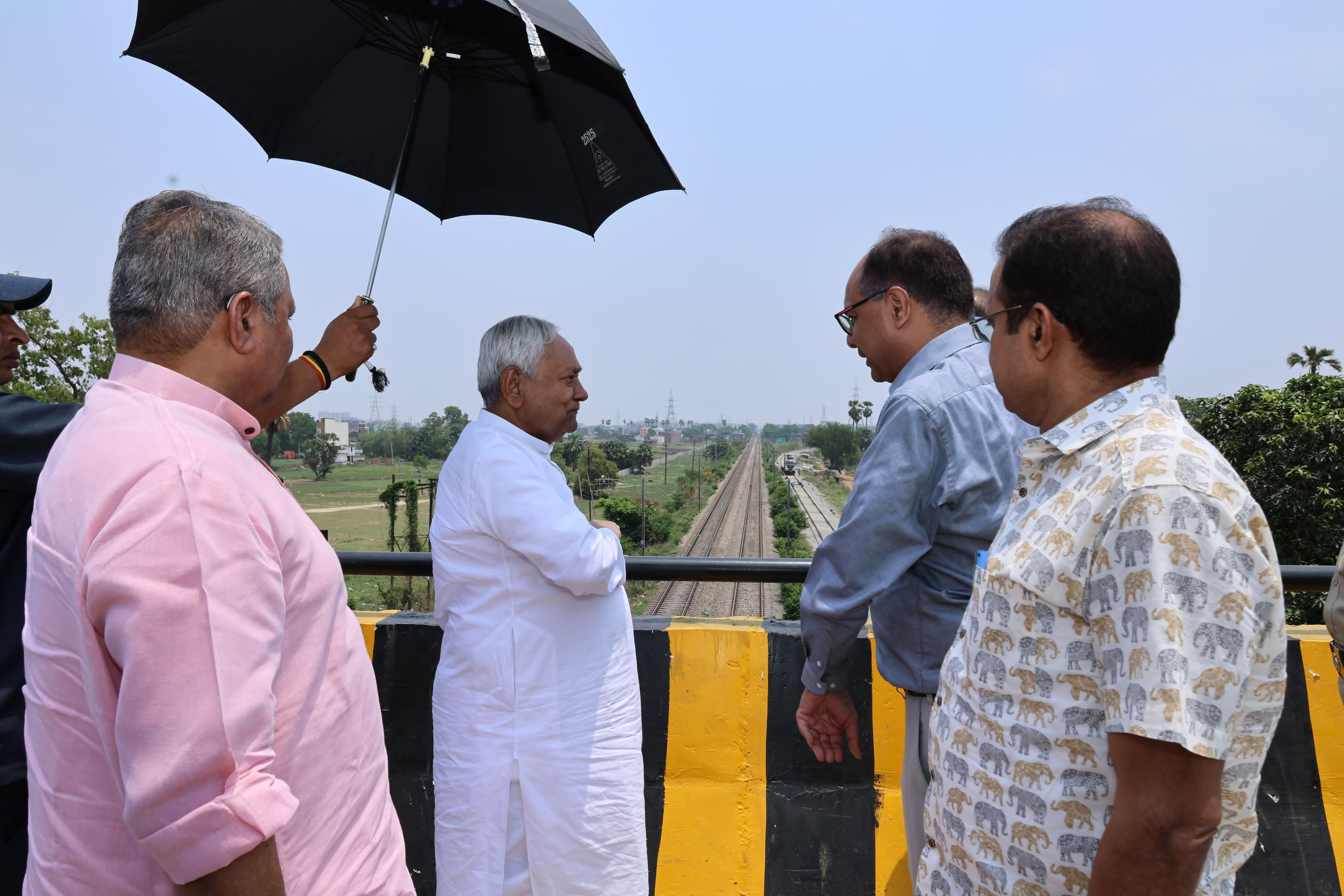 पथ का निरीक्षण करते हुए मुख्यमंत्री पथ का निरीक्षण करते हुए मुख्यमंत्री
