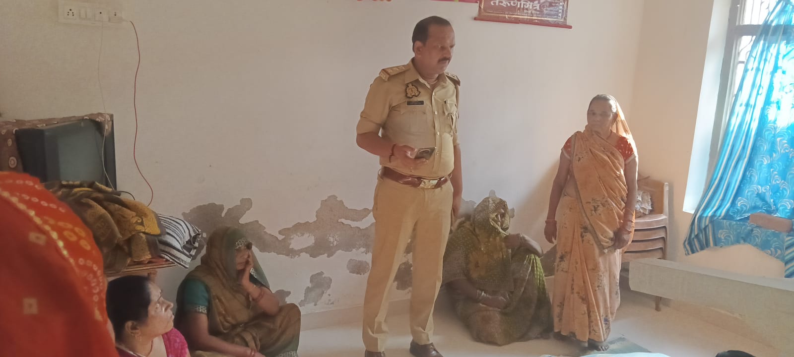 घटनास्थल पर मौजूद पुलिस घटनास्थल पर मौजूद पुलिस