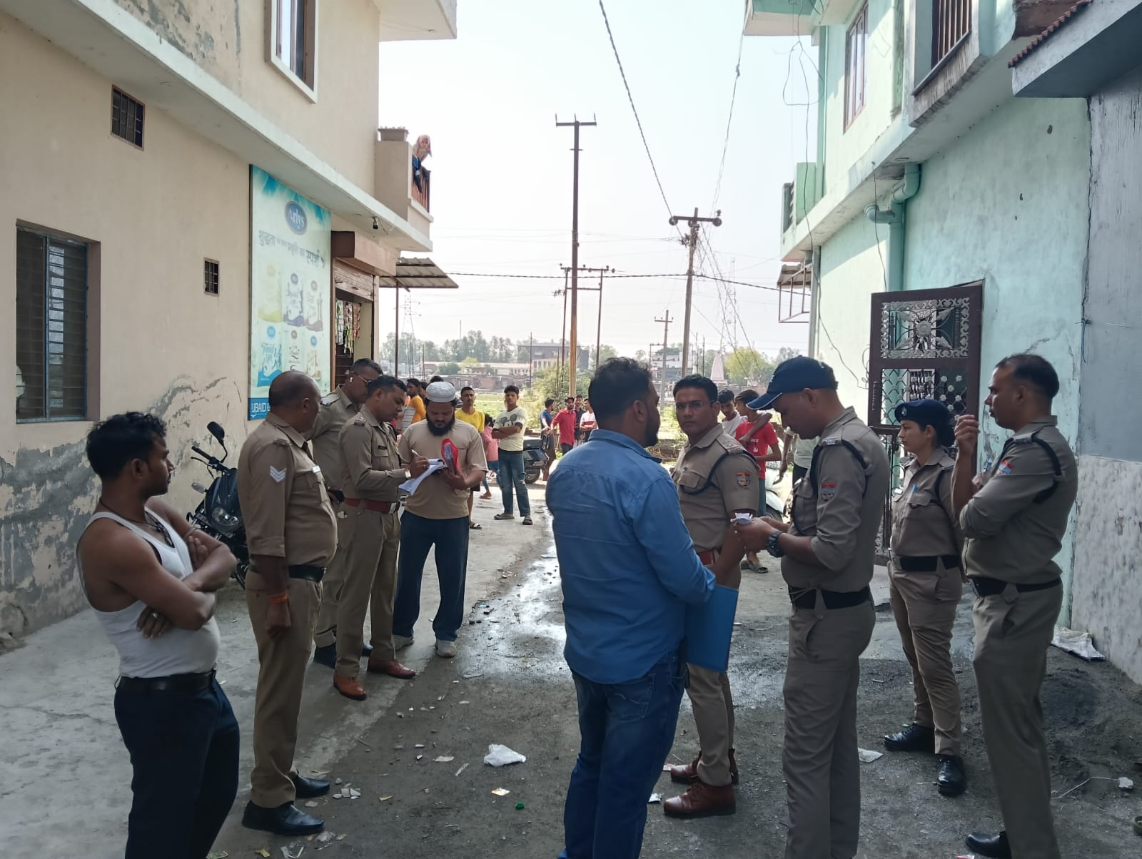 दून में सत्यापन अभियान चलाती पुलिस। दून में सत्यापन अभियान चलाती पुलिस।