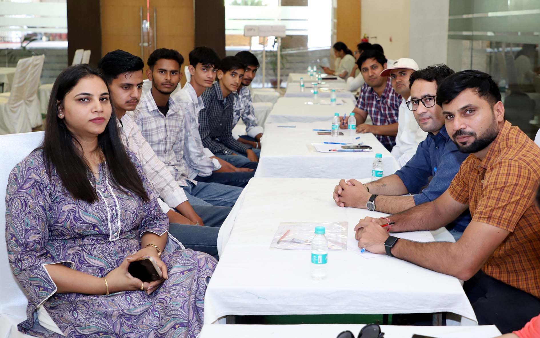 काउंसलिंग में विद्यार्थियों के साथ विषय विशेषज्ञ। काउंसलिंग में विद्यार्थियों के साथ विषय विशेषज्ञ।