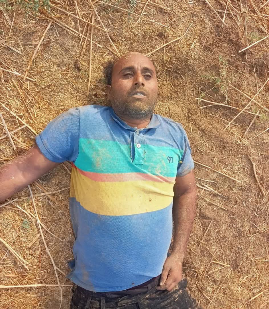 नदी किनारे पड़ा युवक का शव। नदी किनारे पड़ा युवक का शव।
