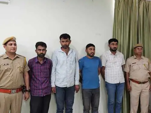 पुलिस ने मामले में चार आरोपियों को गिरफ्त में लिया है। पुलिस ने मामले में चार आरोपियों को गिरफ्त में लिया है।