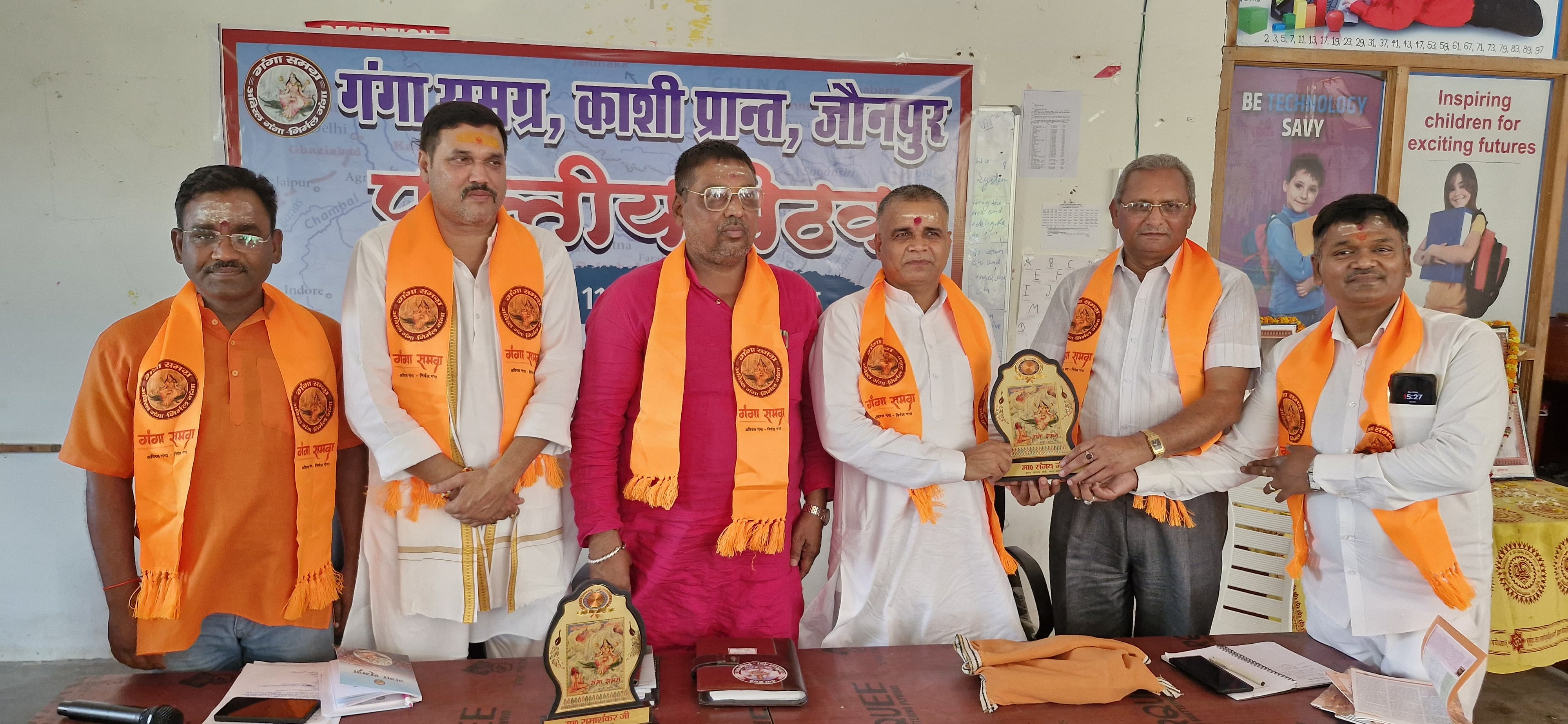 अतिथिओं को स्मृति चिन्ह देकर सम्मानित करते हुए सह प्रांत संयोजक डॉ अभिषेक श्रीवास्तव व अन्य लोग अतिथिओं को स्मृति चिन्ह देकर सम्मानित करते हुए सह प्रांत संयोजक डॉ अभिषेक श्रीवास्तव व अन्य लोग