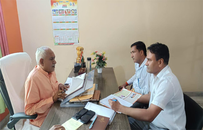 बागवानी अधिकारियों से बातचीत करते विधायक ओम प्रकाश यादव। बागवानी अधिकारियों से बातचीत करते विधायक ओम प्रकाश यादव।