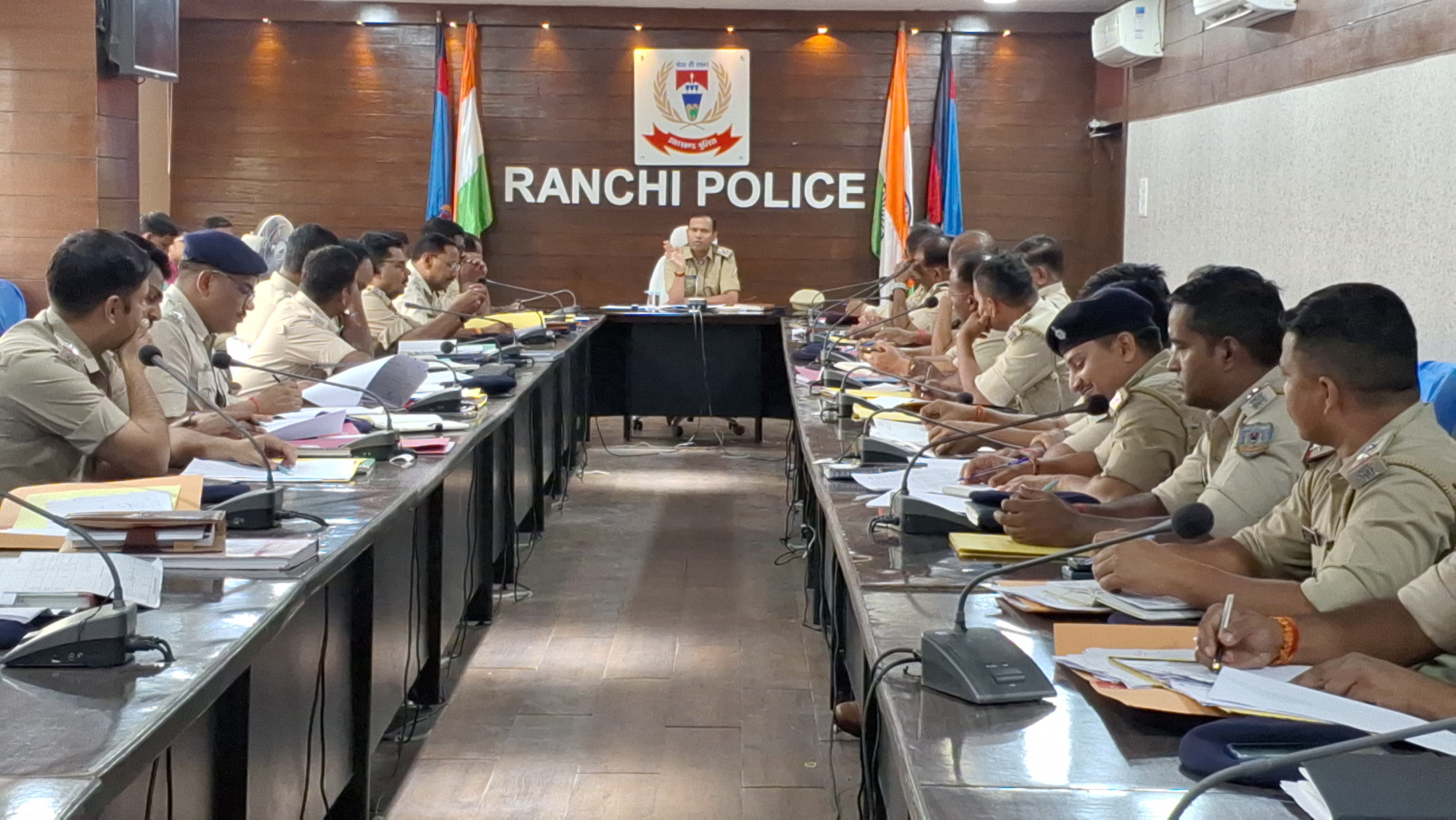 एसपी बैठक करते हुए एसपी बैठक करते हुए