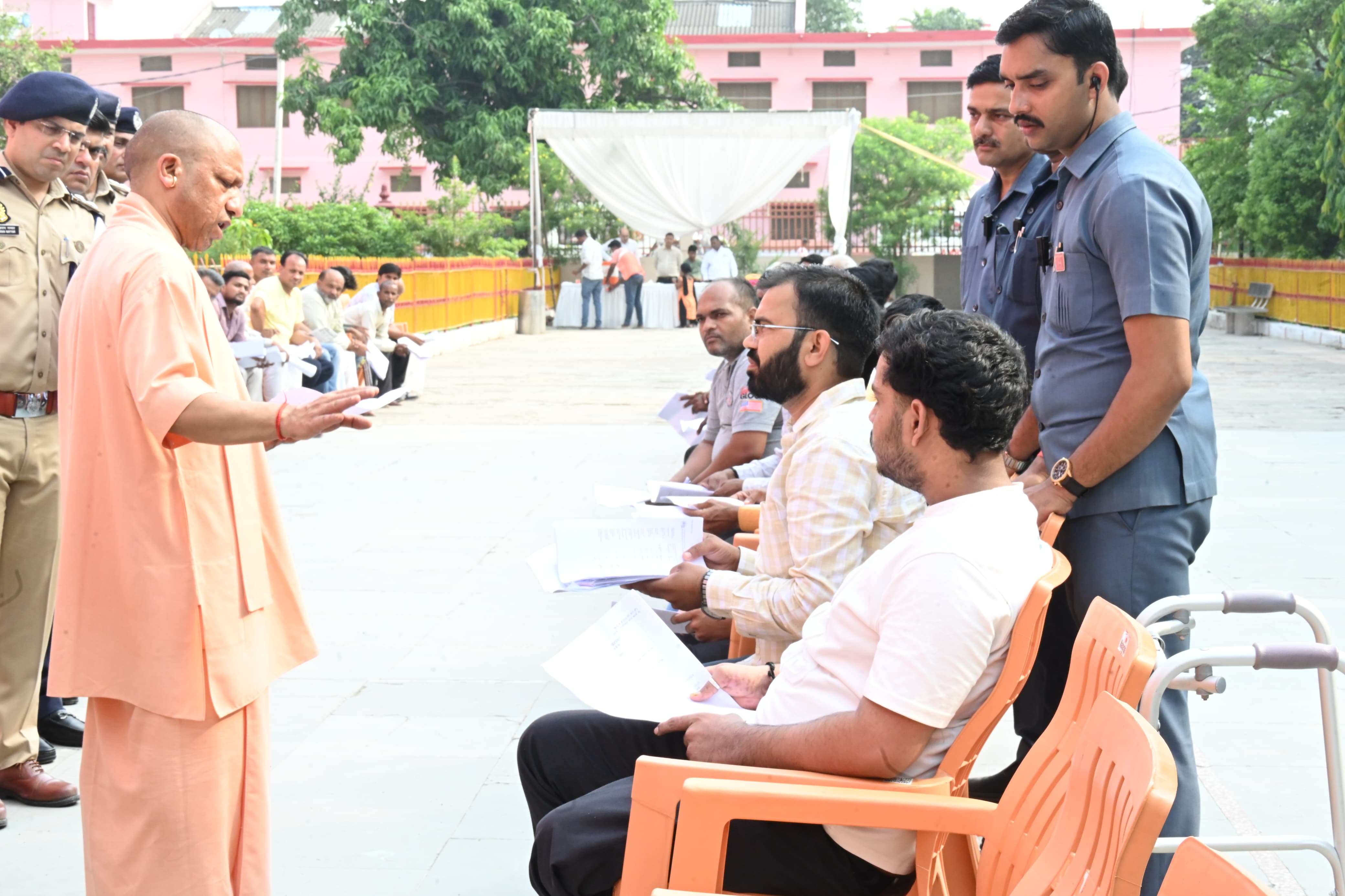 *जनता दर्शन में मुख्यमंत्री ने सुनीं 150 लोगों की समस्याएं* *जनता दर्शन में मुख्यमंत्री ने सुनीं 150 लोगों की समस्याएं*