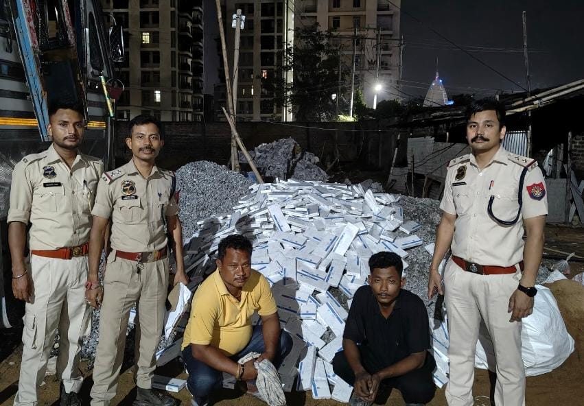 भारी मात्रा में विदेशी सिगरेट बरामद दो गिरफ्तार