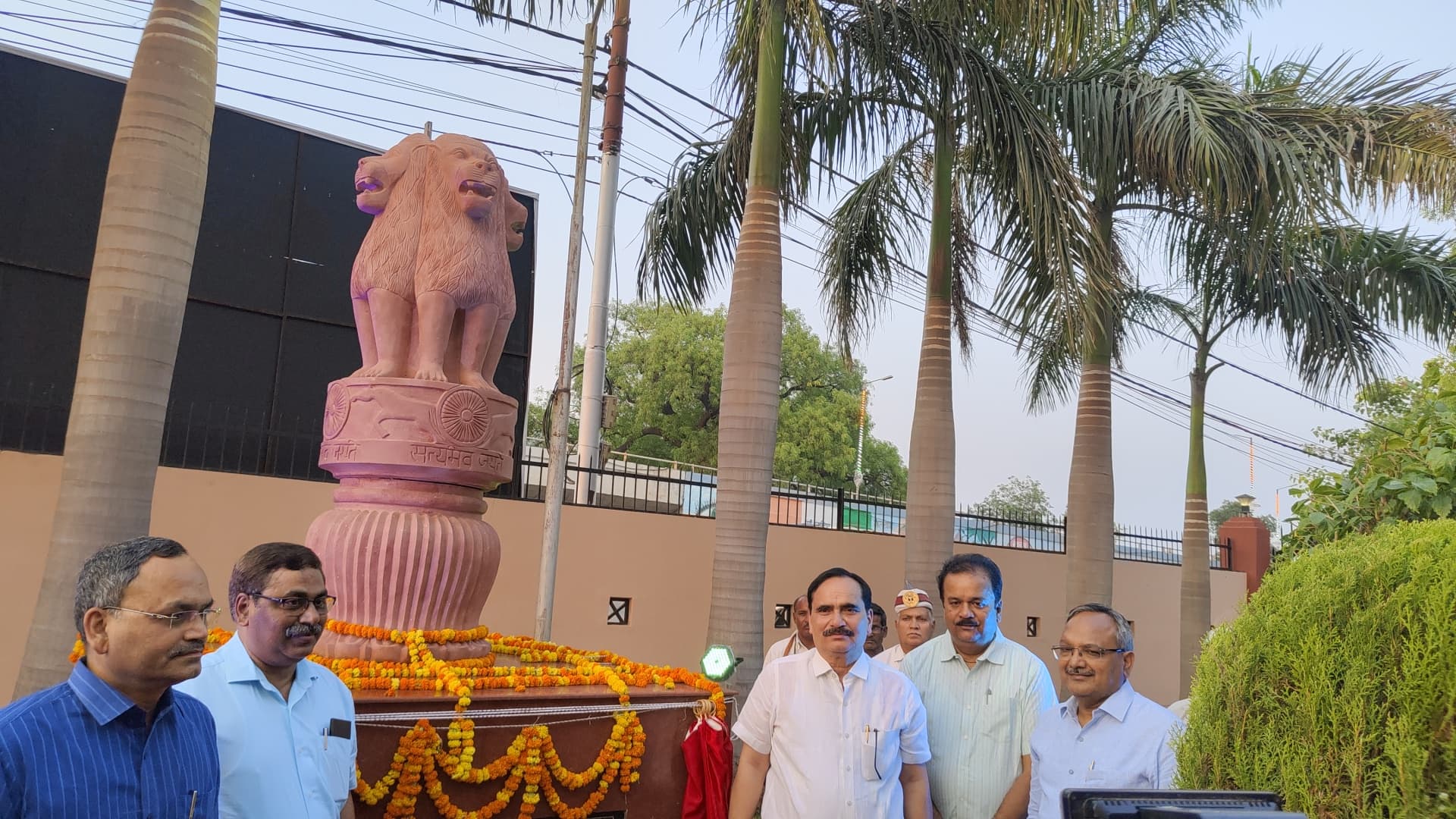 कार्यालय परिसर में अशोक स्तंभ की स्थापना कर उसका अनावरण करते मण्डलायुक्त बालकृष्ण त्रिपाठी । कार्यालय परिसर में अशोक स्तंभ की स्थापना कर उसका अनावरण करते मण्डलायुक्त बालकृष्ण त्रिपाठी ।