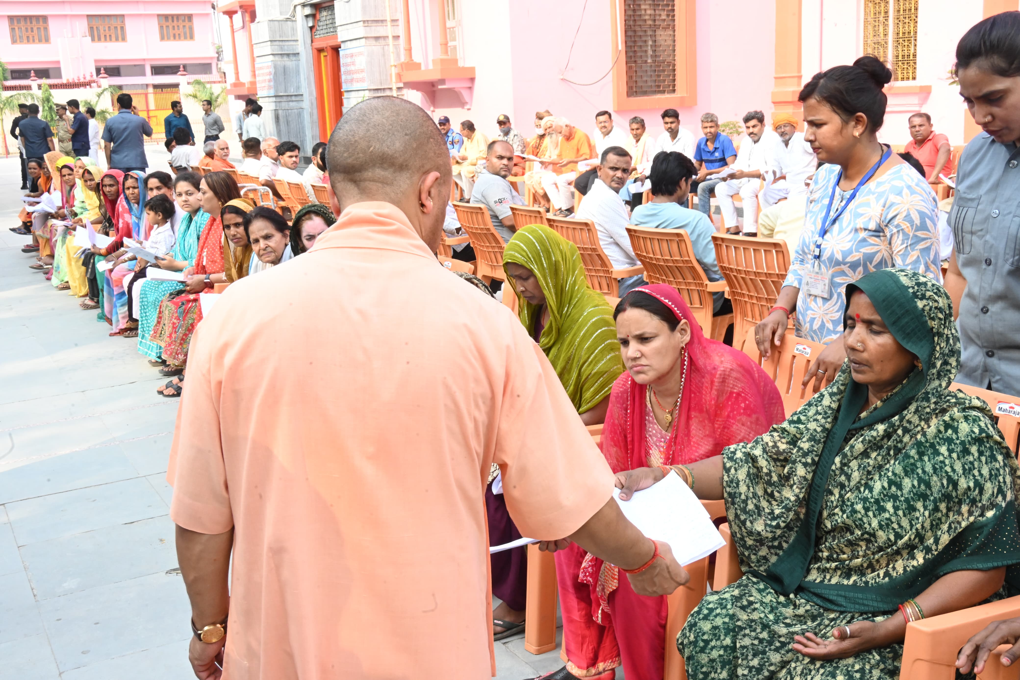 *जनता दर्शन में मुख्यमंत्री ने सुनीं 150 लोगों की समस्याएं* *जनता दर्शन में मुख्यमंत्री ने सुनीं 150 लोगों की समस्याएं*