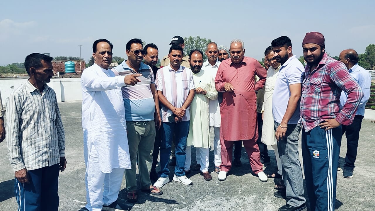 गाेलीबारी से परभावित गांवाें का दाैरा करते भाजपा नेता् गाेलीबारी से परभावित गांवाें का दाैरा करते भाजपा नेता्