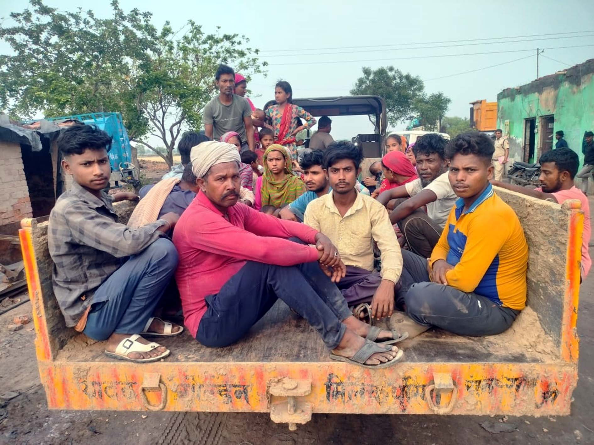 ईंट भट्ठे पर पकड़े गए बंग्लादेशी नागरिकों को लेकर आती पुलिस। ईंट भट्ठे पर पकड़े गए बंग्लादेशी नागरिकों को लेकर आती पुलिस।