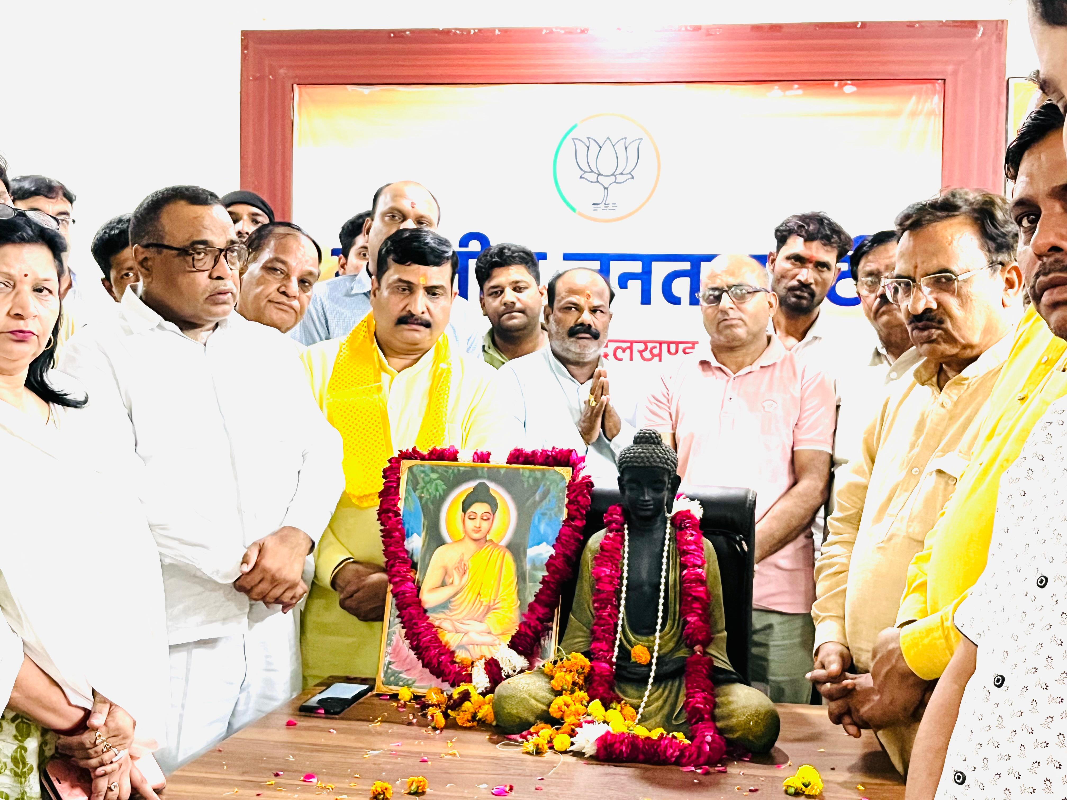 क्षेत्रीय कार्यालय में भगवान बुद्ध जन्मोत्सव मनाते प्रकाश पाल व अन्य क्षेत्रीय कार्यालय में भगवान बुद्ध जन्मोत्सव मनाते प्रकाश पाल व अन्य