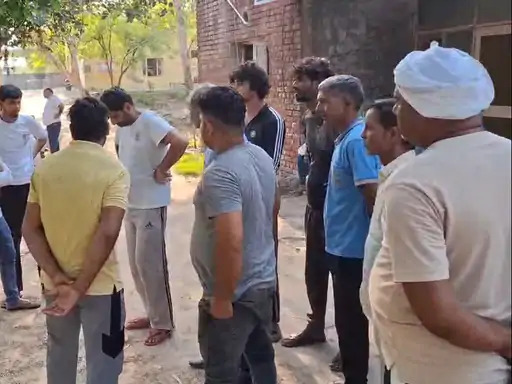 मृतक के परिजन अस्पताल में मौजूद। मृतक के परिजन अस्पताल में मौजूद।