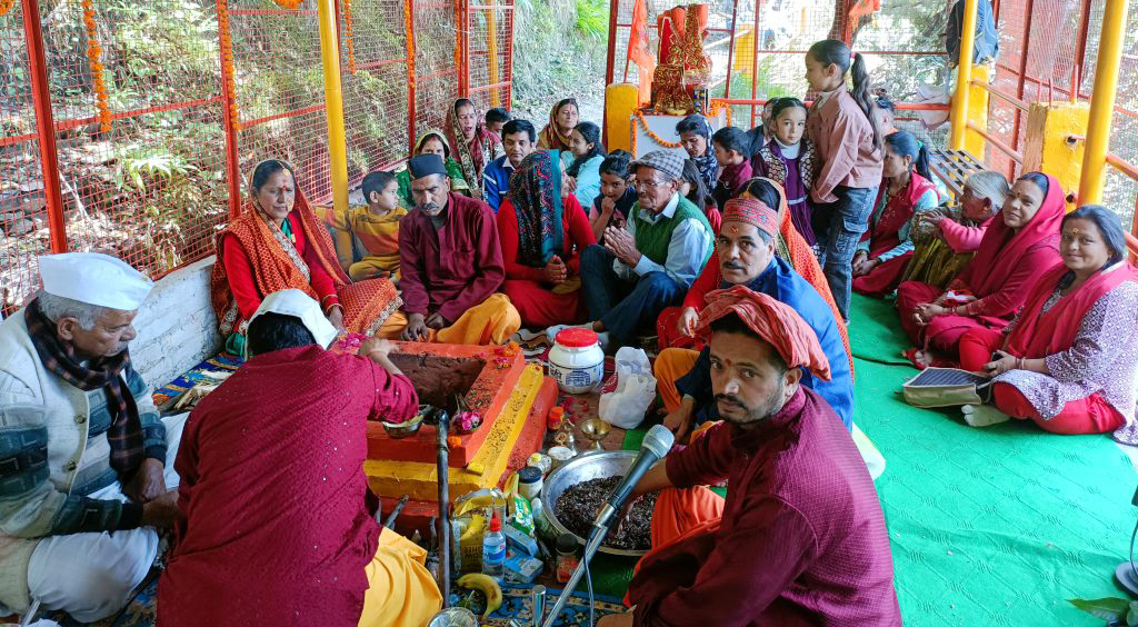 चीना चुंगी स्थित सिद्ध बाबा मंदिर के 15वें स्थापना दिवस के अवसर पर आयोजित धार्मिक कार्यक्रम में शामिल श्रद्धालु। चीना चुंगी स्थित सिद्ध बाबा मंदिर के 15वें स्थापना दिवस के अवसर पर आयोजित धार्मिक कार्यक्रम में शामिल श्रद्धालु।