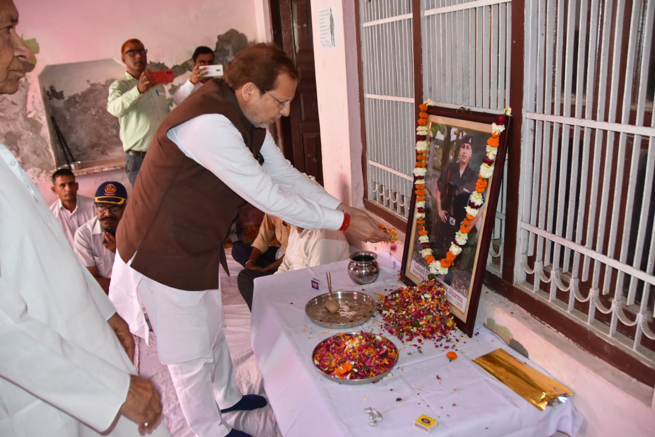 पर्यटन मंत्री डा. अरविंद शर्मा ने शहीद दिनेश कुमार के चित्र पर पुष्पांजलि अर्पित करते हुए उन्हें नमन किया और भावपूर्ण श्रद्धांजलि अर्पित की। पर्यटन मंत्री डा. अरविंद शर्मा ने शहीद दिनेश कुमार के चित्र पर पुष्पांजलि अर्पित करते हुए उन्हें नमन किया और भावपूर्ण श्रद्धांजलि अर्पित की।