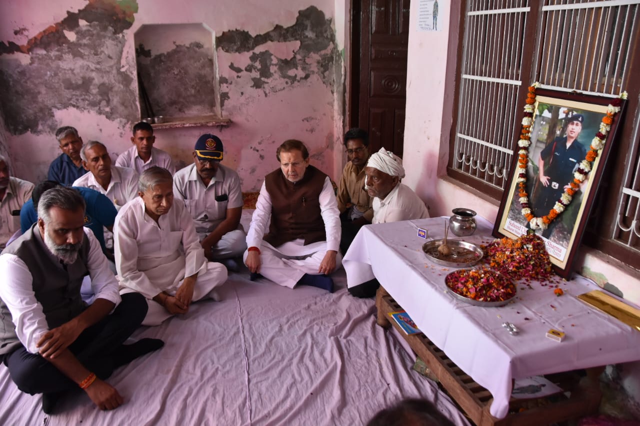 पर्यटन मंत्री डा. अरविंद शर्मा के साथ पूर्व मंत्री सुभाष कत्याल, जिला अध्यक्ष विपिन बैंसला ने भी भावपूर्ण श्रद्धांजलि अर्पित की। पर्यटन मंत्री डा. अरविंद शर्मा के साथ पूर्व मंत्री सुभाष कत्याल, जिला अध्यक्ष विपिन बैंसला ने भी भावपूर्ण श्रद्धांजलि अर्पित की।