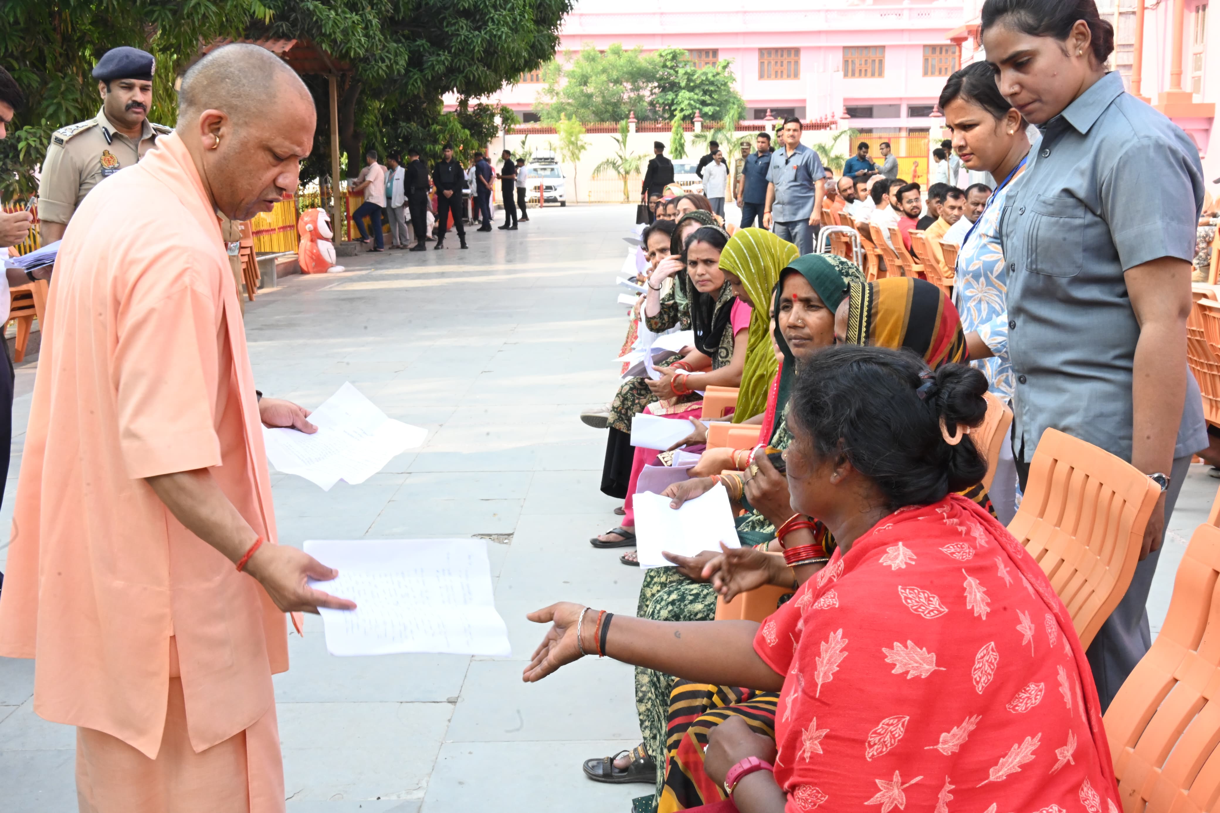 *जनता दर्शन में मुख्यमंत्री ने सुनीं 150 लोगों की समस्याएं* *जनता दर्शन में मुख्यमंत्री ने सुनीं 150 लोगों की समस्याएं*