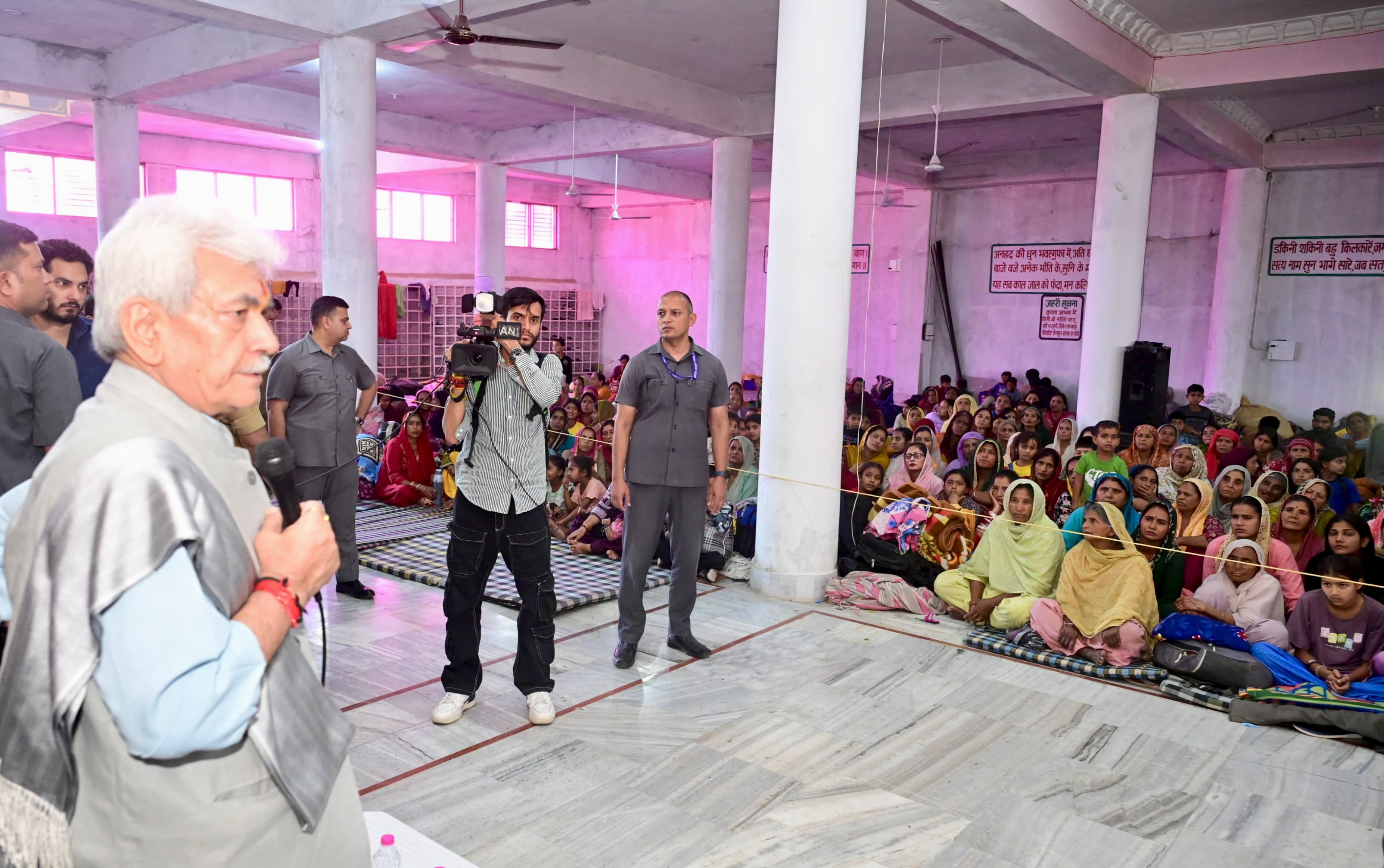 उपराज्यपाल ने मिश्रीवाला स्थित साहिब बंदगी आश्रम में आवास केंद्र का किया दौरा, पाकिस्तानी गोलाबारी से प्रभावित परिवारों से मिले उपराज्यपाल ने मिश्रीवाला स्थित साहिब बंदगी आश्रम में आवास केंद्र का किया दौरा, पाकिस्तानी गोलाबारी से प्रभावित परिवारों से मिले