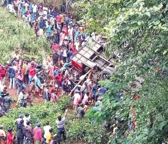 यह हादसा गारडीला क्षेत्र के रामबोडा में फॉल्स के पास हुआ। फोटो-डेली न्यूज यह हादसा गारडीला क्षेत्र के रामबोडा में फॉल्स के पास हुआ। फोटो-डेली न्यूज