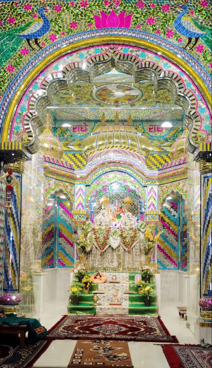राधा कृष्‍ण मंदिर में भगवान की प्रतिमा